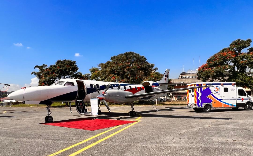 Metro III Helitec junto a ambulancia — servicio aeromédico