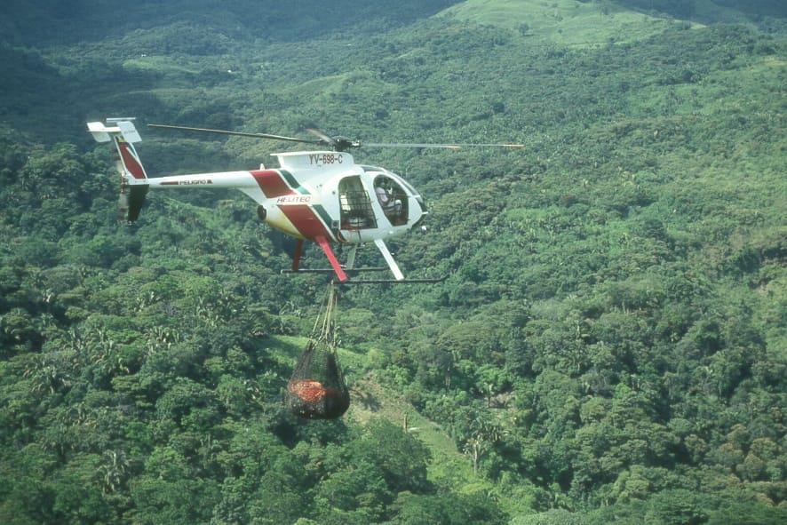 Helicóptero MD Helitec en operación con eslinga de carga externa