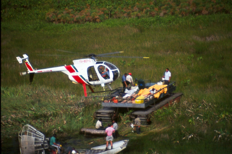 Helicóptero MD Helitec en operación en zona pantanosa