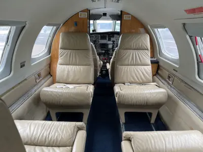 Cabina ejecutiva Consorcio Helitec — asientos de cuero premium