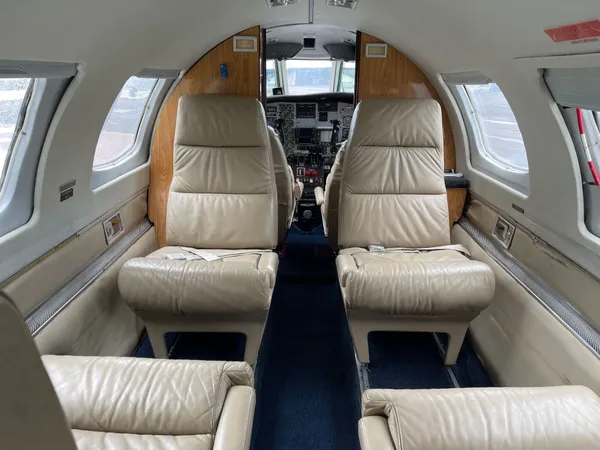 Cabina ejecutiva Consorcio Helitec — asientos de cuero premium