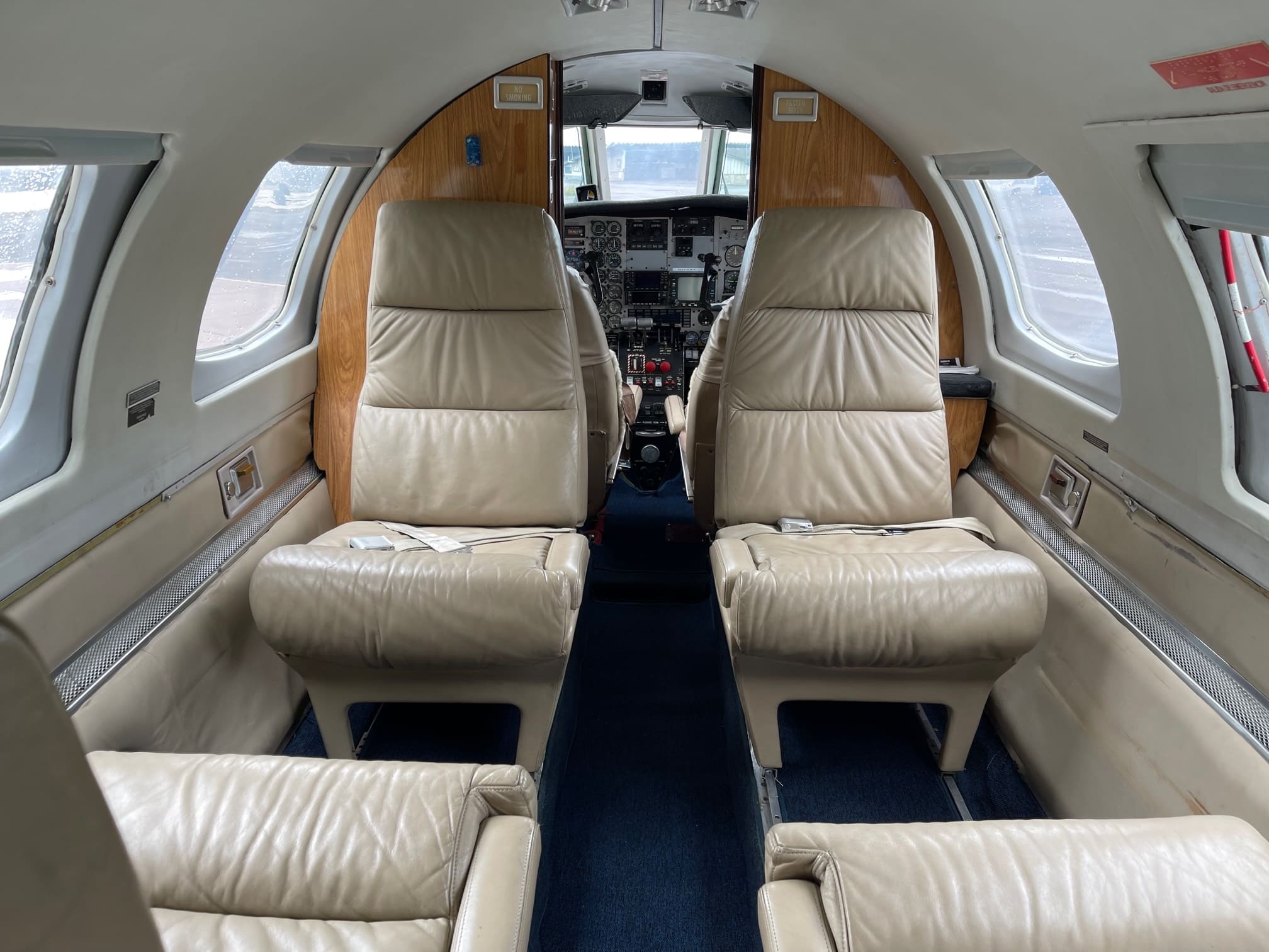 Cabina ejecutiva Consorcio Helitec — asientos de cuero premium