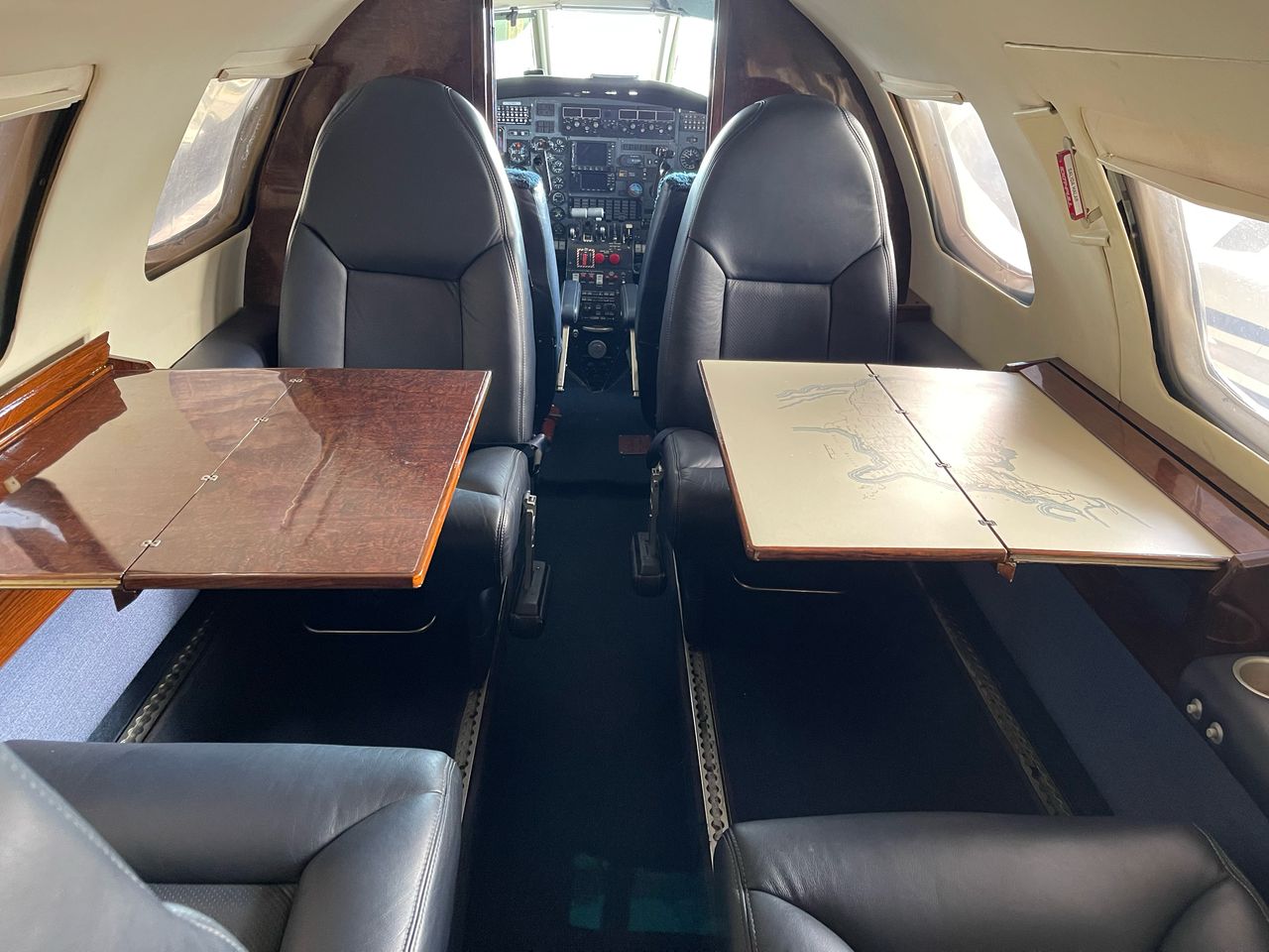 Metro 23 Merlin 300 — Cabina 8
