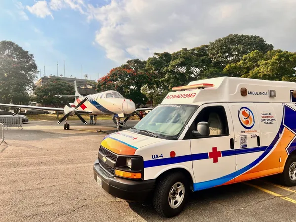 Metro III Helitec junto a ambulancia — servicio aeromédico